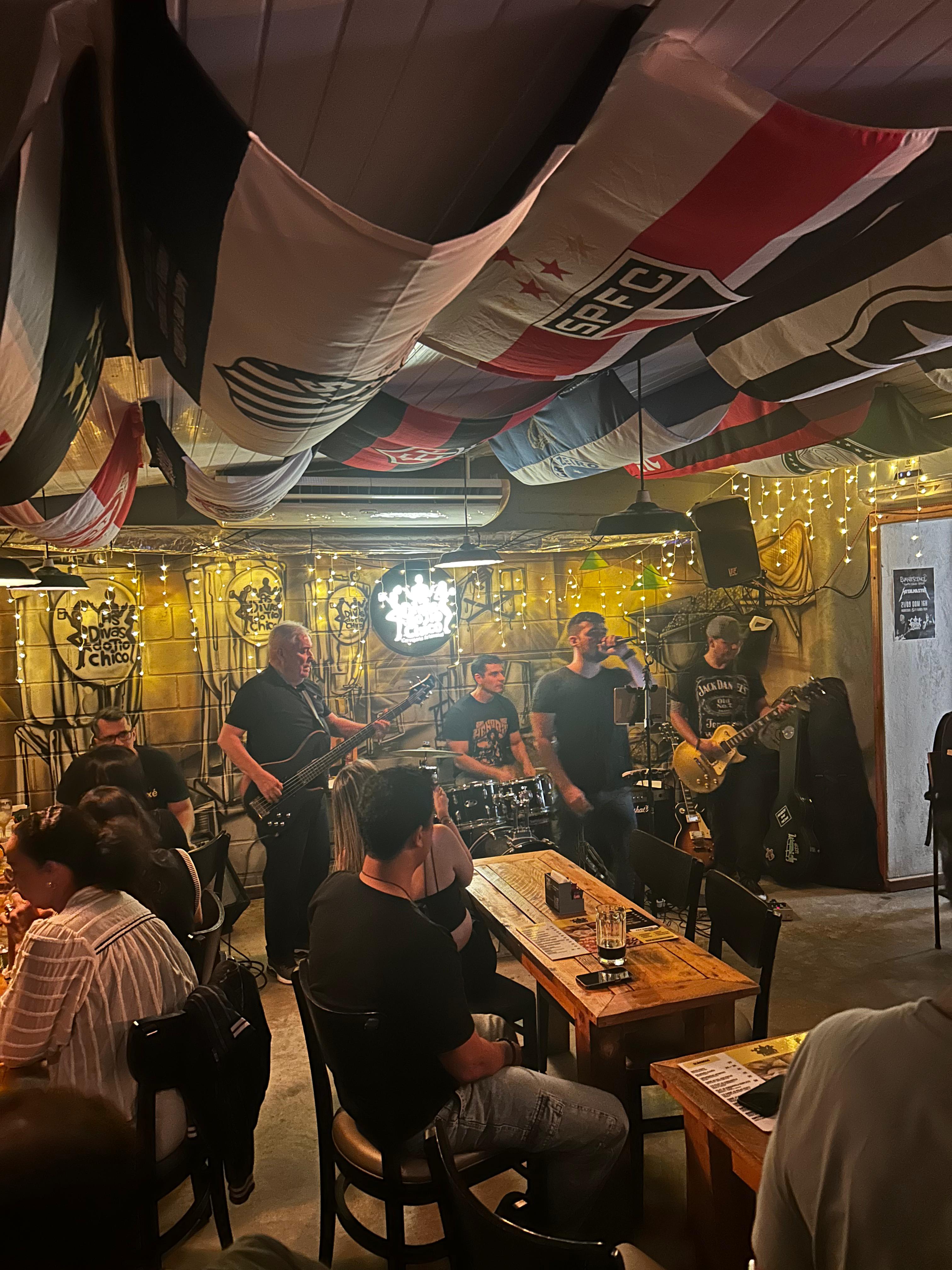 Rota 99 em apresentação ao vivo no pub